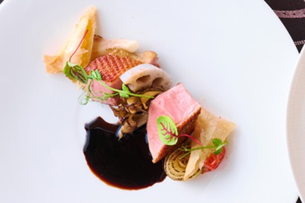 ・鴨の低温ロティと林檎のパイ バルサミコソースで