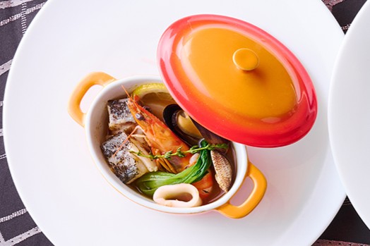鱈と魚介類のブイヤベース仕立て
