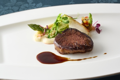 【3,000円】 ・国産牛フィレ肉のポワレ 赤ワインソース 旬の野菜を添えて